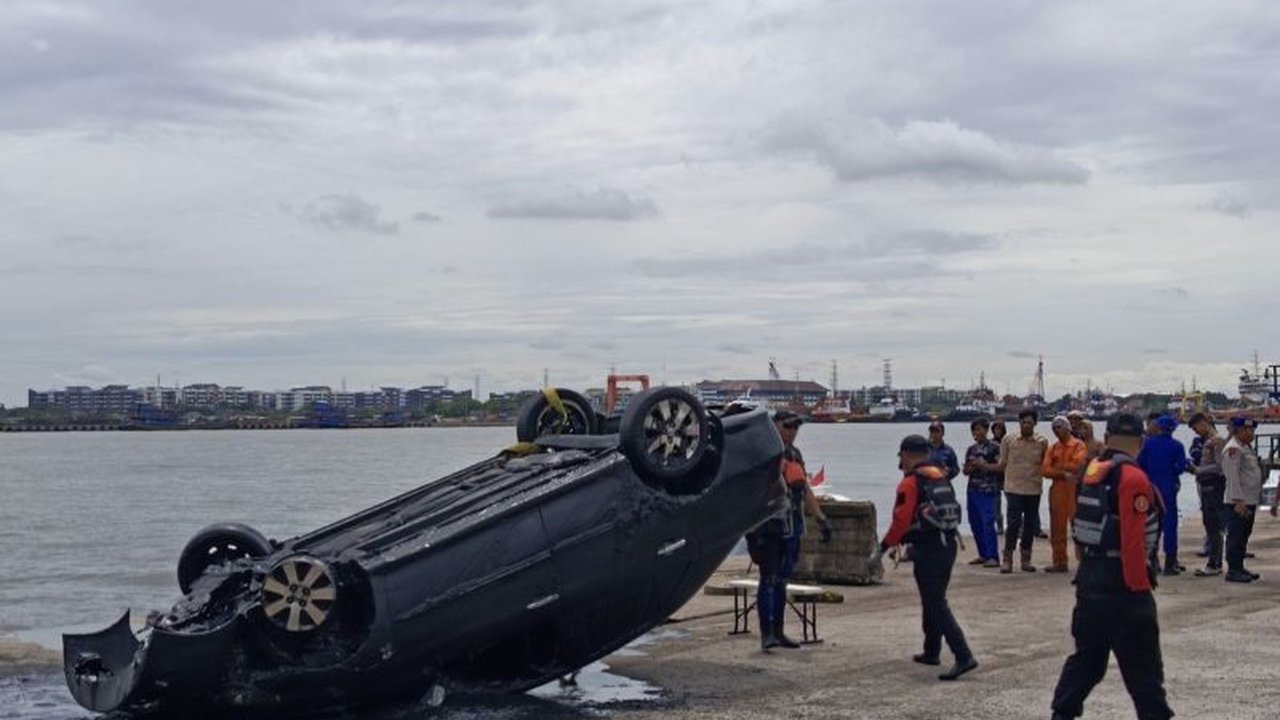 Basarnas dan Polda Metro Jaya berhasil menemukan mobil milik Brigjen TNI (Purn) Hendrawan Ostevan yang terbalik di lumpur perairan Marunda, Jakarta Utara, setelah sebelumnya ditemukan meninggal dunia.