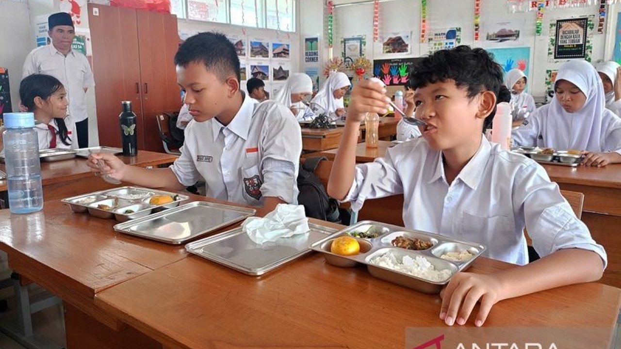 Pakar kebijakan publik mengkritik usulan penggunaan dana cukai rokok untuk membiayai Program Makan Bergizi Gratis karena dianggap inkonsisten dan berisiko terhadap keberlanjutan program.