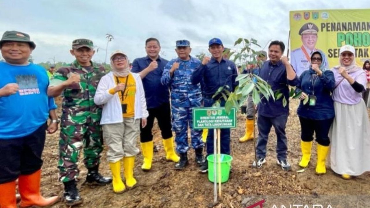 Dinas Perindustrian Kalimantan Selatan (Disperin Kalsel) akan mengembangkan kawasan industri hijau dan jorong pada 2025 untuk mendukung proyek strategis nasional, serta mendorong IKM lokal melalui program OVOP dan sertifikasi halal.