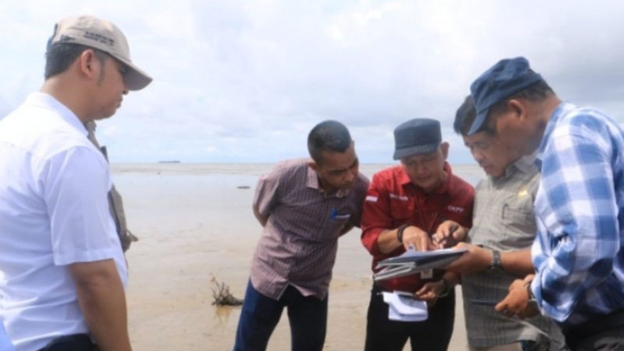 Dirjen Perikanan Budidaya KKP meninjau kesiapan lahan tambak udang modern di Kuala Tambangan, Tanah Laut, Kalimantan Selatan, guna memastikan aksesibilitas, ketersediaan air, dan dukungan pemerintah daerah untuk proyek strategis ini.