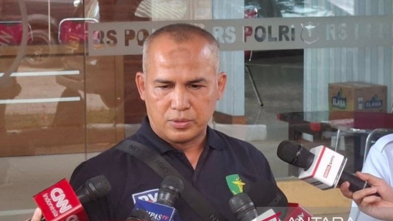 RS Polri telah menerima data dari 13 keluarga untuk identifikasi korban kebakaran Glodok Plaza, sementara pemeriksaan tujuh jenazah yang ditemukan telah selesai dan proses identifikasi DNA diperkirakan memakan waktu 1-2 minggu.