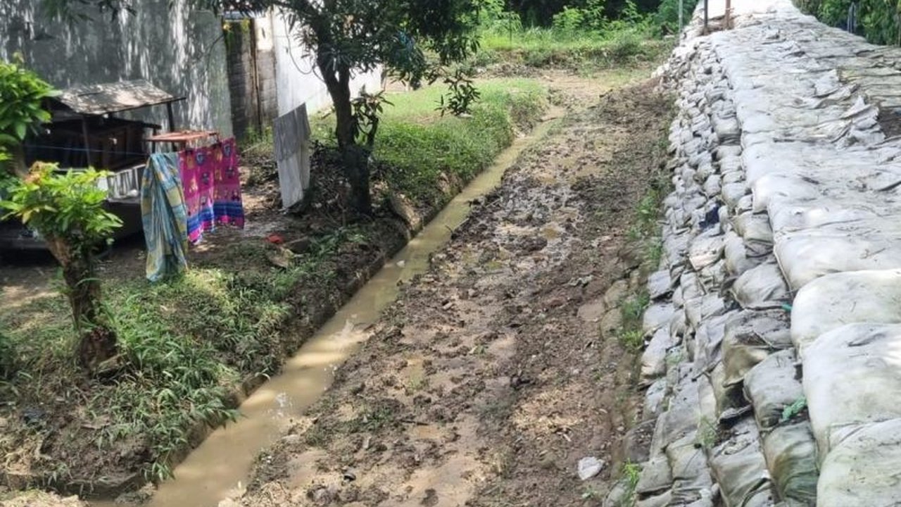 Banjir yang menggenangi Perumahan Dinar Indah di Semarang akibat luapan Sungai Babon telah surut berkat koordinasi Pemkot Semarang dan pihak terkait, meskipun kejadian ini menyoroti masalah banjir berulang di kawasan tersebut.