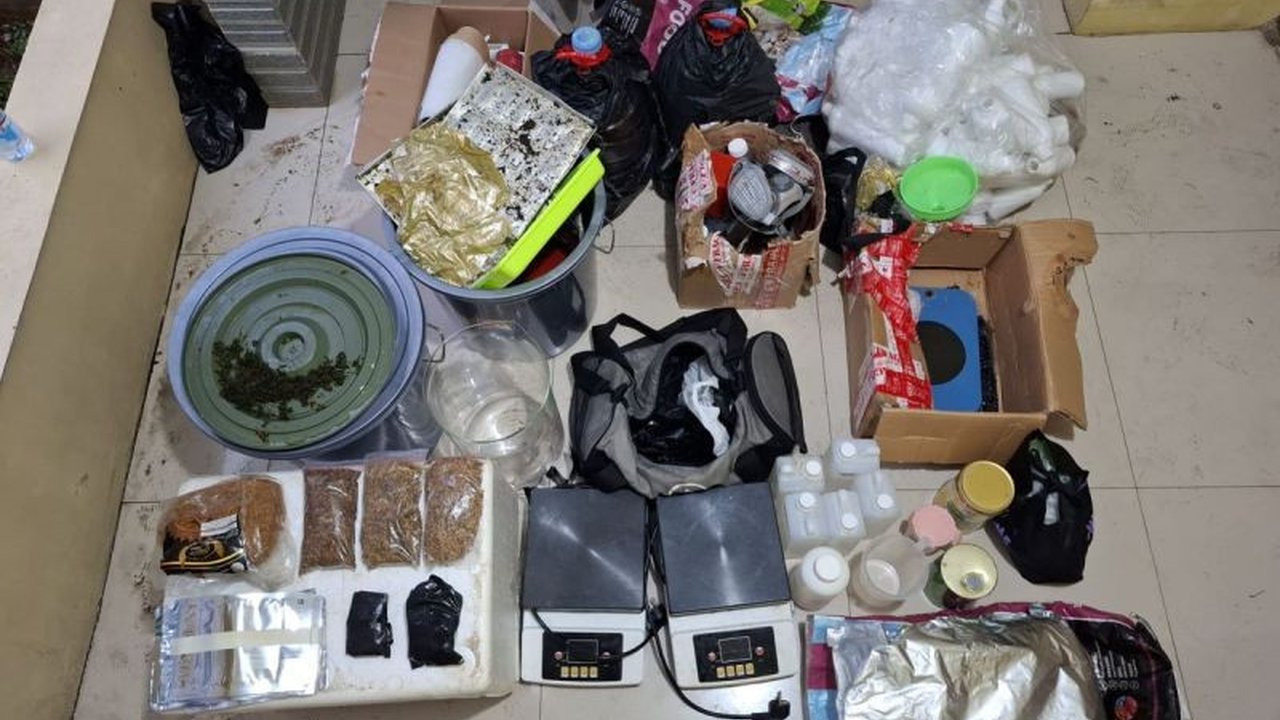 Polisi mengungkap pabrik narkotika rumahan di Depok yang memproduksi tembakau sintetis dengan omzet Rp12 miliar, empat tersangka ditangkap dan terancam hukuman 5-15 tahun penjara.