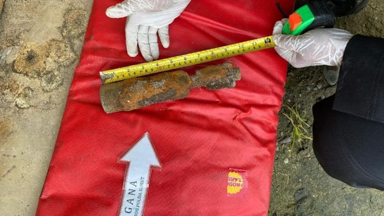 Tim Jibom Polda Sumut berhasil memusnahkan bom mortir di Asahan, Sumatera Utara, berkat kerjasama dengan pihak terkait dan laporan warga, memastikan keamanan masyarakat sekitar.