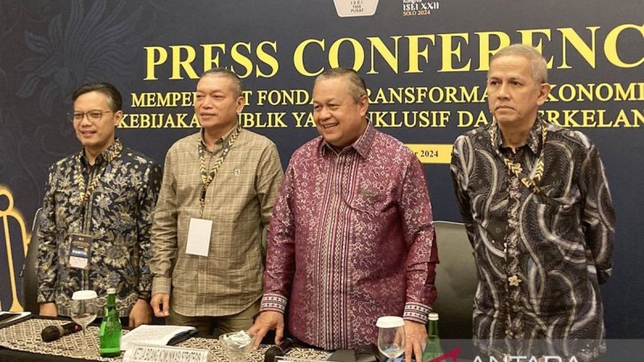Ikatan Sarjana Ekonomi Indonesia (ISEI) berkomitmen mendukung program Astacita pemerintah dengan fokus pada lima strategi utama; menjaga stabilitas ekonomi, hilirisasi SDA, ketahanan pangan, akselerasi digitalisasi, dan penguatan SDM.