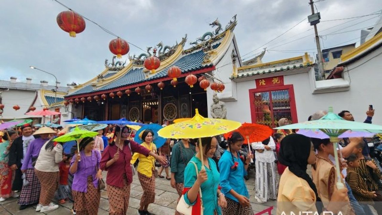 Doa bersama di Kelenteng Tay Kak Sie dan tradisi Ketok Pintu menandai dimulainya perayaan Tahun Baru Imlek 2025 di Pecinan Semarang, Jawa Tengah, yang diwarnai dengan tema kesetiaan dan destinasi wisata baru.