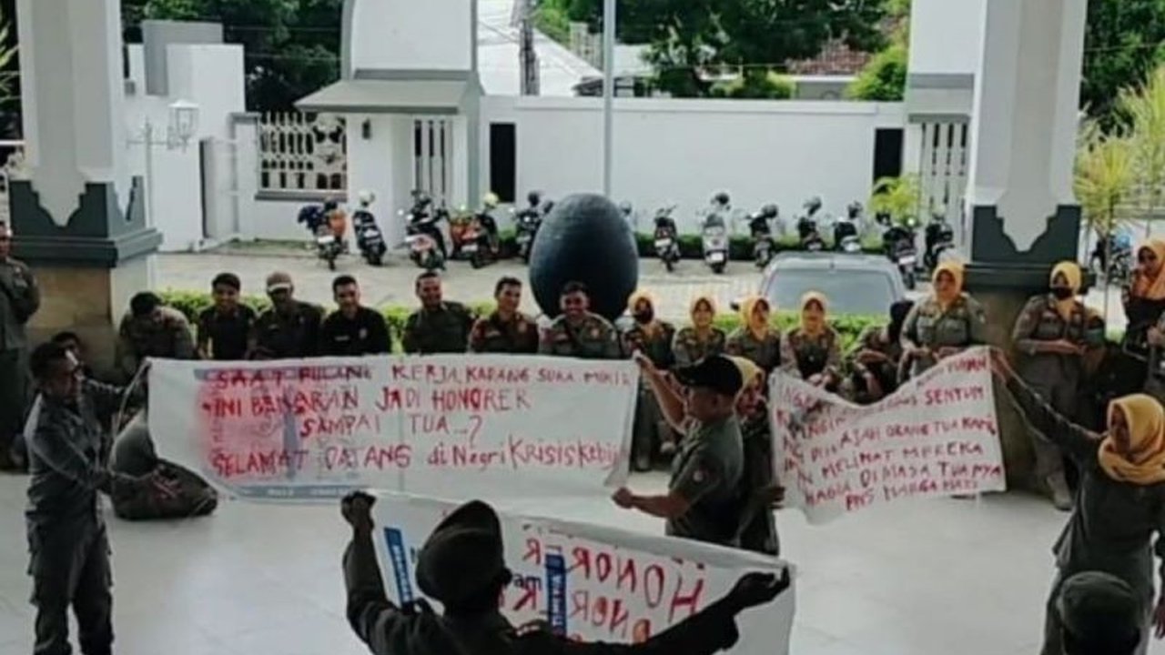 Ribuan honorer di Lombok Timur akan menggelar aksi damai pada Senin, 20 Januari 2024, menuntut pemerintah daerah terkait nasib mereka pasca-gagal seleksi PPPK dan meminta transparansi data.