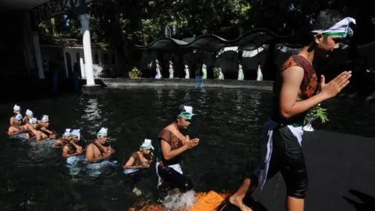 Ritual padusan di Pengging, Banyudono, Boyolali, Jawa Tengah, Sabtu (4/5/2019). (Sumber: ANTARA FOTO/Aloysius Jarot Nugroho)