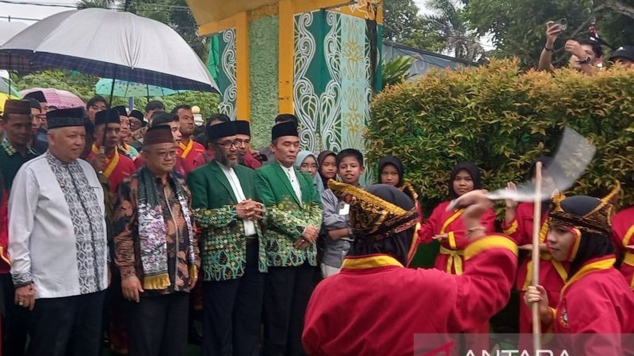 Sekretaris Umum PP Muhammadiyah, Abdul Mu'ti, menekankan pentingnya peran Muhammadiyah dalam menghadirkan kemakmuran bagi seluruh masyarakat Indonesia, sejalan dengan tema Milad ke-112 organisasi tersebut.