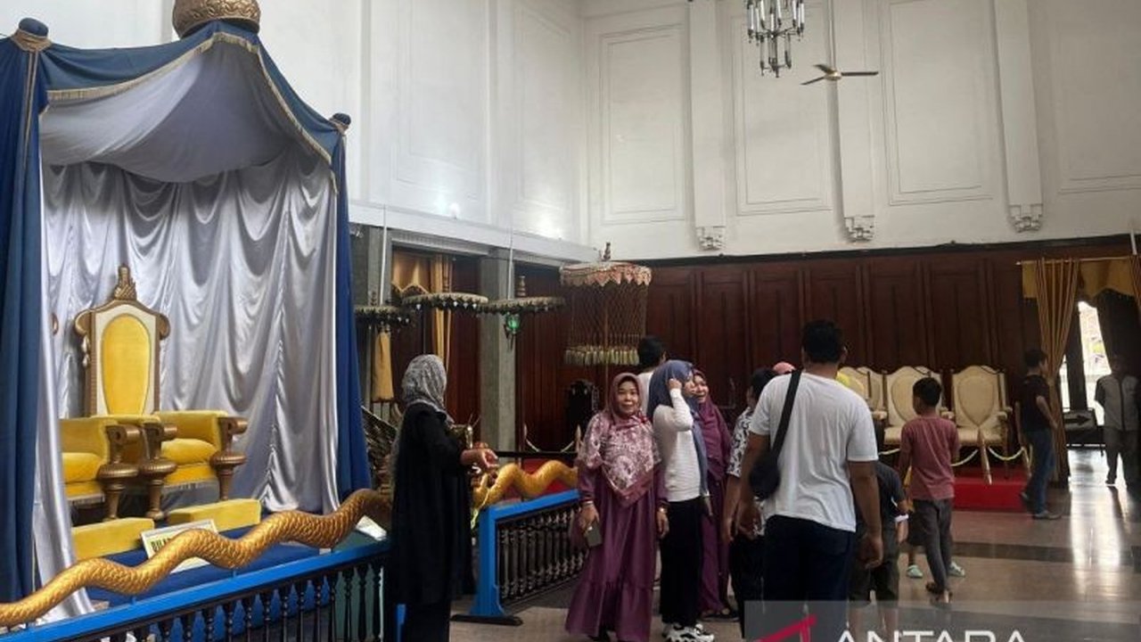 Koleksi peninggalan Kesultanan Kutai di Museum Mulawarman, Kalimantan Timur, menarik minat ribuan pengunjung setiap bulannya, berkat inovasi dan fasilitas yang terus ditingkatkan.