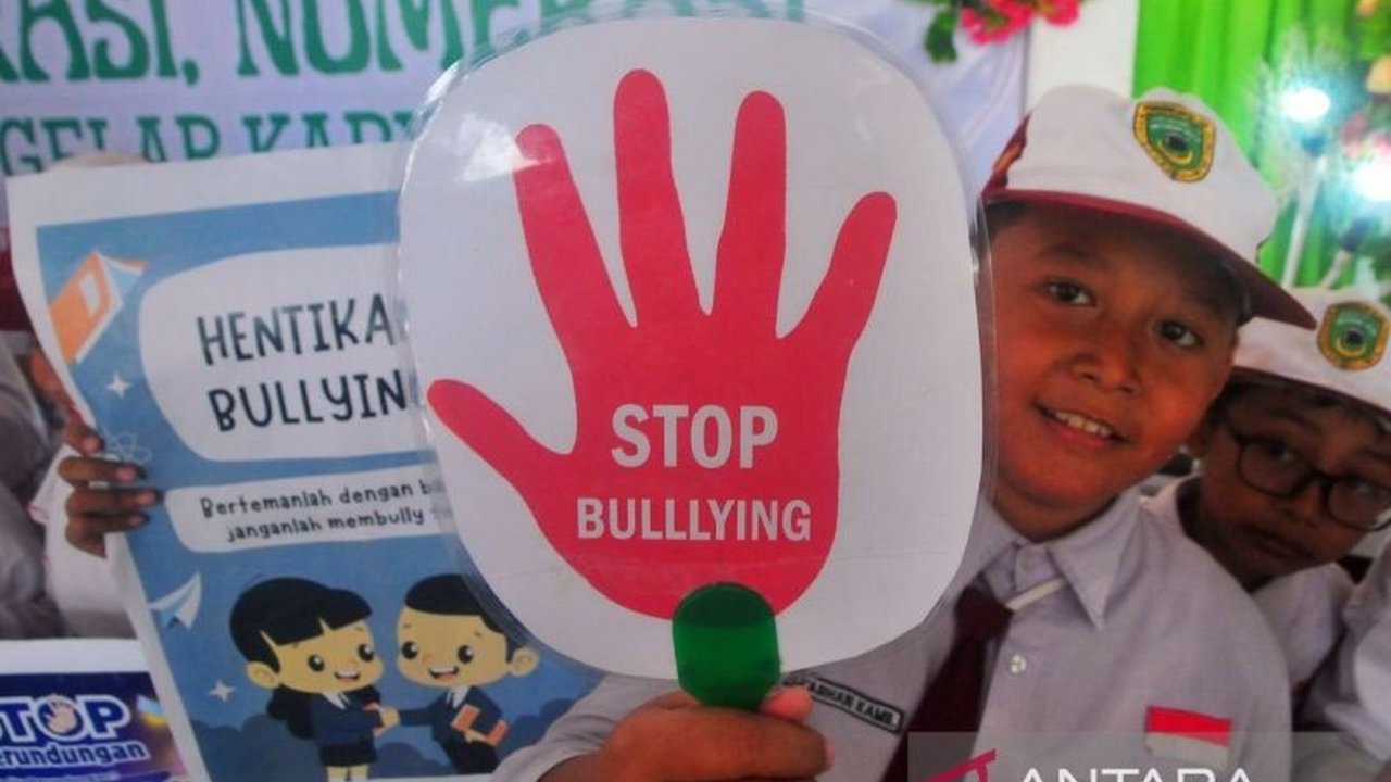 Psikolog Sani Budiantini menyarankan sekolah menerapkan sistem pelaporan perundungan yang bijak, melibatkan orang tua, dan pengawasan ketat guna mencegah perundungan berulang.