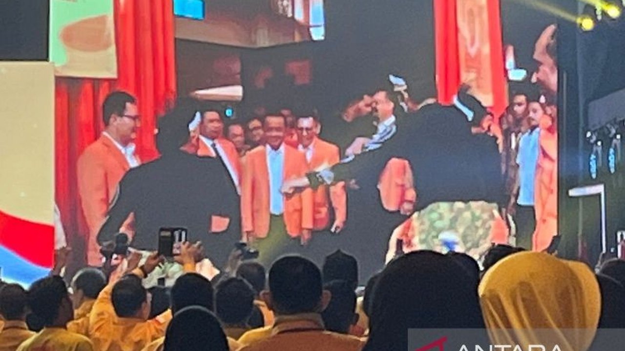 Ketua Umum Partai Golkar, Bahlil Lahadalia, menghadiri Rakernas MPO dan peringatan HUT ke-65 Musyawarah Kekeluargaan Gotong Royong (MKGR) di Jakarta, Sabtu malam,  dengan sejumlah menteri dan pejabat penting turut hadir.