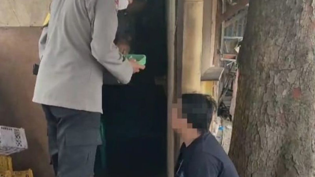 Polisi Garut menggerebek dua warung yang menjual obat terlarang dan menangkap dua pelaku di Banyuresmi, Jawa Barat, setelah menerima laporan dari masyarakat.