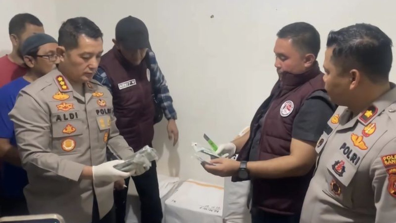 Polresta Bandung menggerebek sebuah rumah di Bojongsoang dan menyita jutaan butir obat keras ilegal seperti Tramadol, Eximer, dan lainnya; dua tersangka diamankan, satu masih buron.