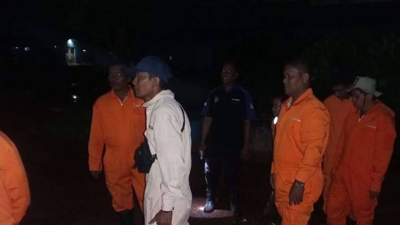 Banjir di Batam menyebabkan puluhan buaya lepas dari penangkaran; hingga kini belum ada laporan serangan, namun tim gabungan terus melakukan patroli dan evakuasi.