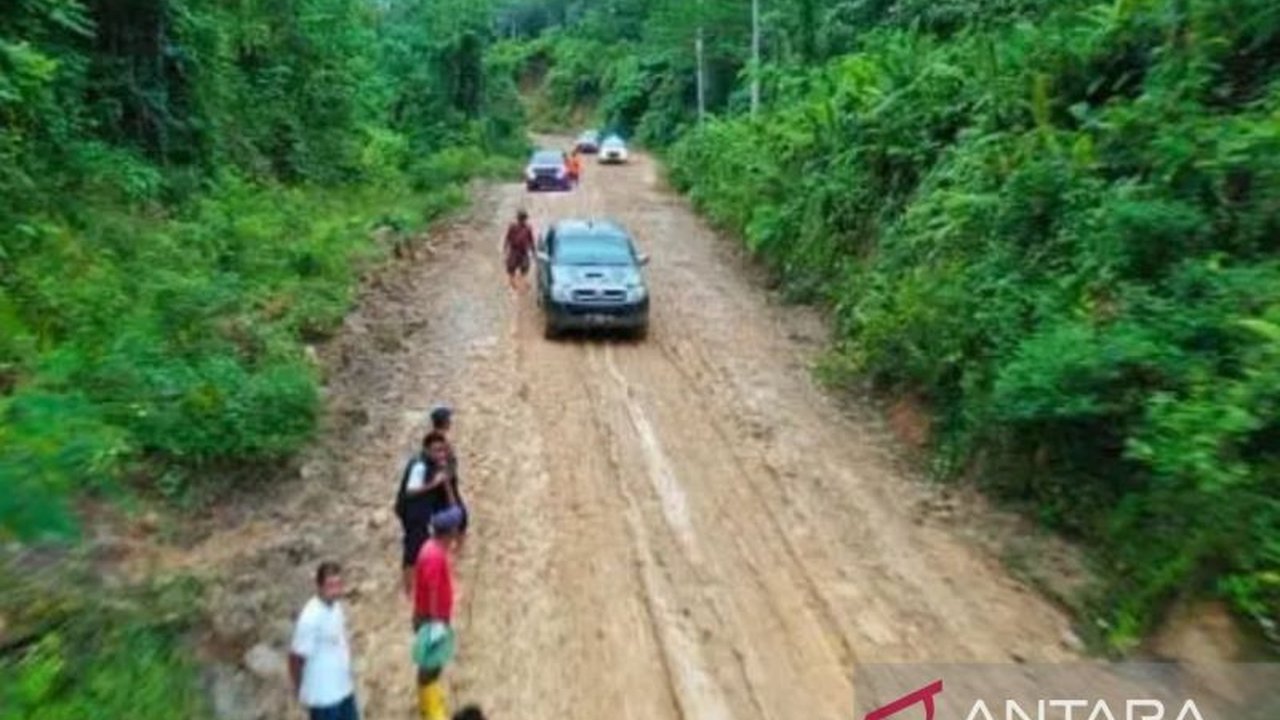 Pemerintah Provinsi Kalimantan Timur (Kaltim) menggelontorkan anggaran Rp120 miliar untuk peningkatan infrastruktur jalan di Kabupaten Mahakam Ulu pada tahun 2025 guna meningkatkan konektivitas dan perekonomian daerah.