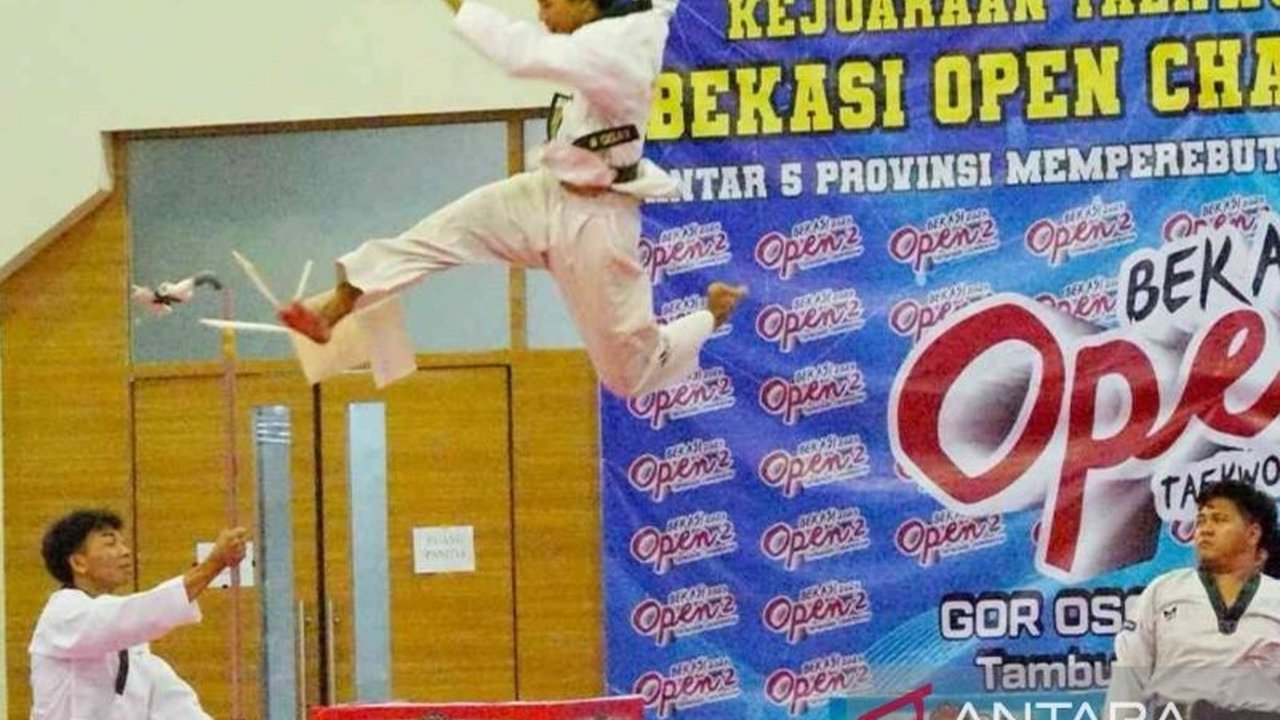 Sebanyak 1.135 atlet taekwondo dari lima provinsi di Pulau Jawa beradu dalam kejuaraan Bekasi Open Championship 2025 di Kabupaten Bekasi, memperebutkan Piala Penjabat Bupati dan mencetak bibit atlet potensial.