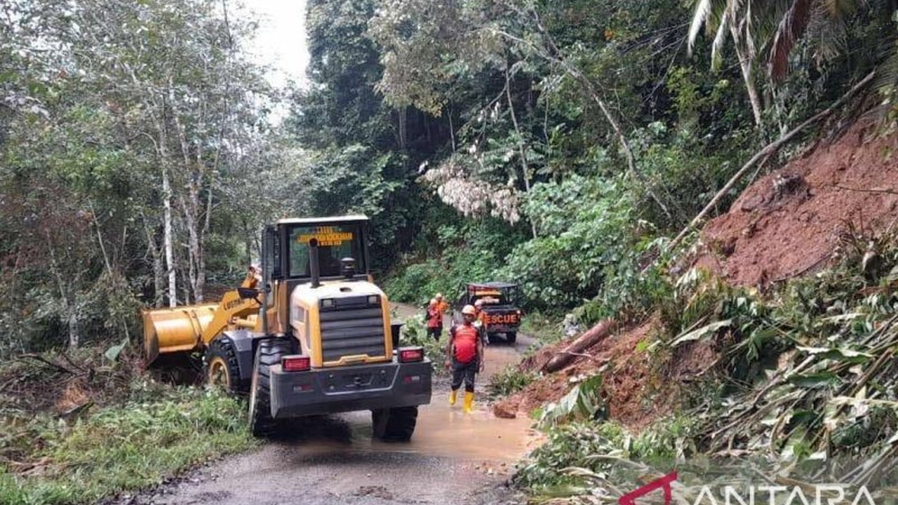 Longsor Timbun Jalan Penghubung Desa di Aceh Tamiang