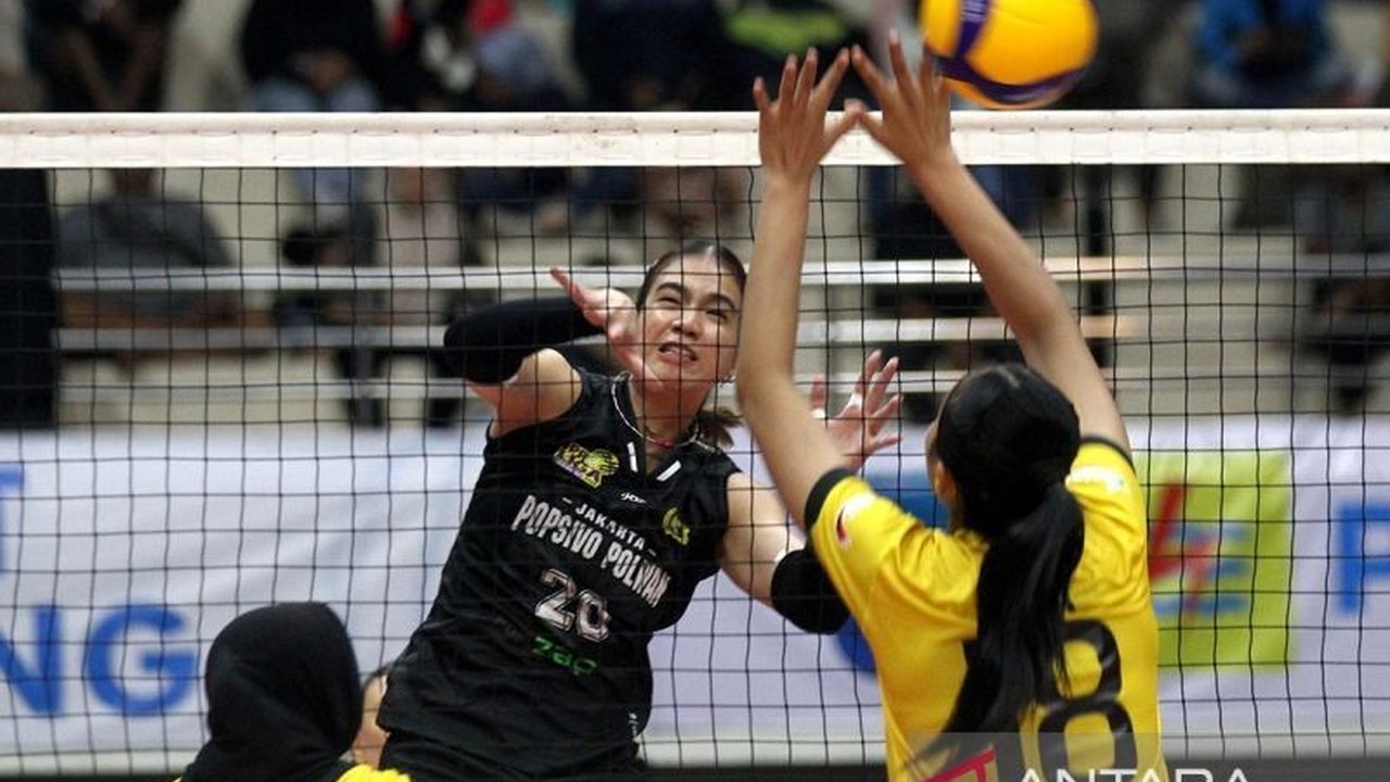 Popsivo Polwan amankan puncak klasemen sementara Proliga 2025 usai menang telak 3-0 atas Gresik Petrokimia di GOR Ken Arok, Malang, Sabtu (18/1),  dengan performa dominan dan serangan-serangan mematikan.