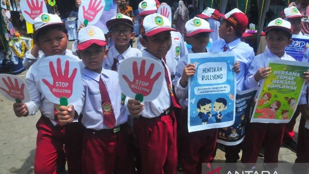 Psikolog Sani Budiantini menyarankan beberapa upaya pemulihan trauma korban perundungan di sekolah, termasuk kemungkinan pindah sekolah, namun menekankan pentingnya dukungan psikologis profesional dan lingkungan sekolah yang suportif.