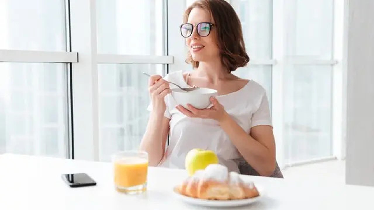Sarapan sering kali dilupakan, padahal aktivitas ini berdampak pada peningkatan kecerdasan dan kesehatan tubuh.(Foto: Freepik/drobotdean)