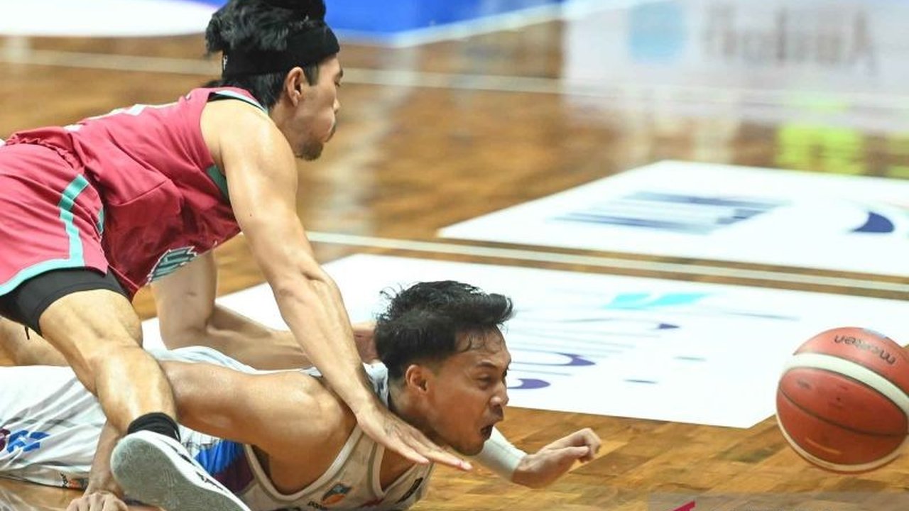 Pertandingan IBL antara Bali United dan Prawira Bandung di GOR Merpati, Denpasar, Sabtu lalu, dihentikan karena lapangan licin dan membahayakan pemain; pertandingan dijadwal ulang di GOR Purna Krida.