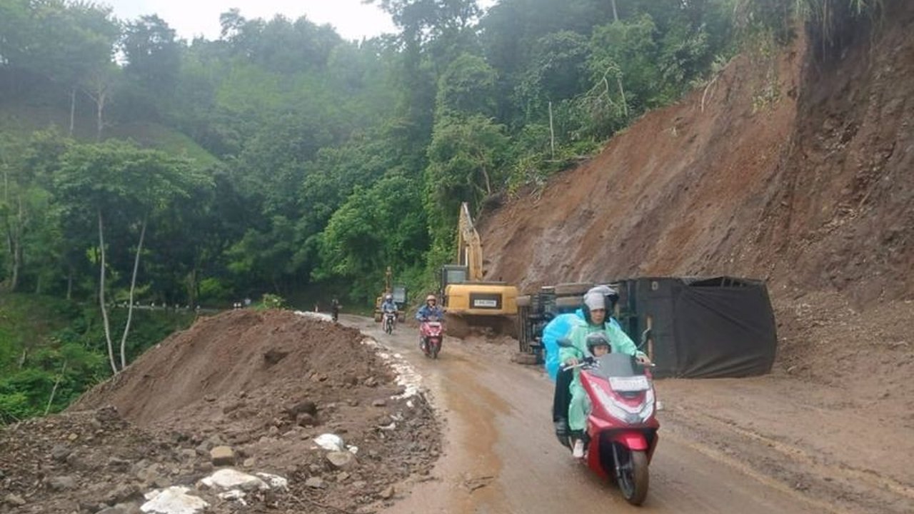 Kecelakaan tunggal terjadi di Sukabumi ketika truk AMDK nekat menerjang jalan yang sedang dalam proses normalisasi pasca longsor, mengakibatkan truk tersebut terguling.