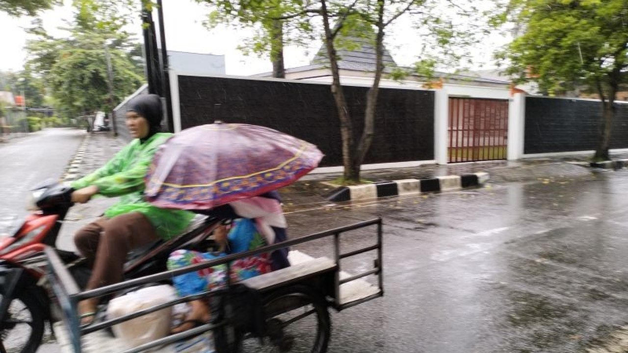 BMKG memprediksi hujan dengan intensitas bervariasi akan melanda sebagian besar wilayah Indonesia pada Minggu, 19 Januari 2024, dengan beberapa daerah berpotensi hujan petir.