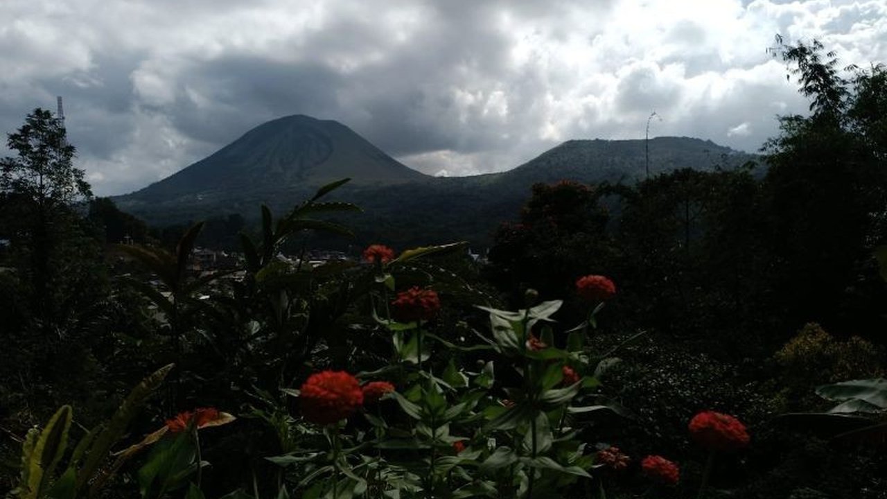 Gunung Lokon di Tomohon dan Gunung Awu di Kepulauan Sangihe, Sulawesi Utara, resmi berstatus siaga level III, sementara beberapa gunung api lain di Sulawesi Utara berada pada level waspada atau normal.