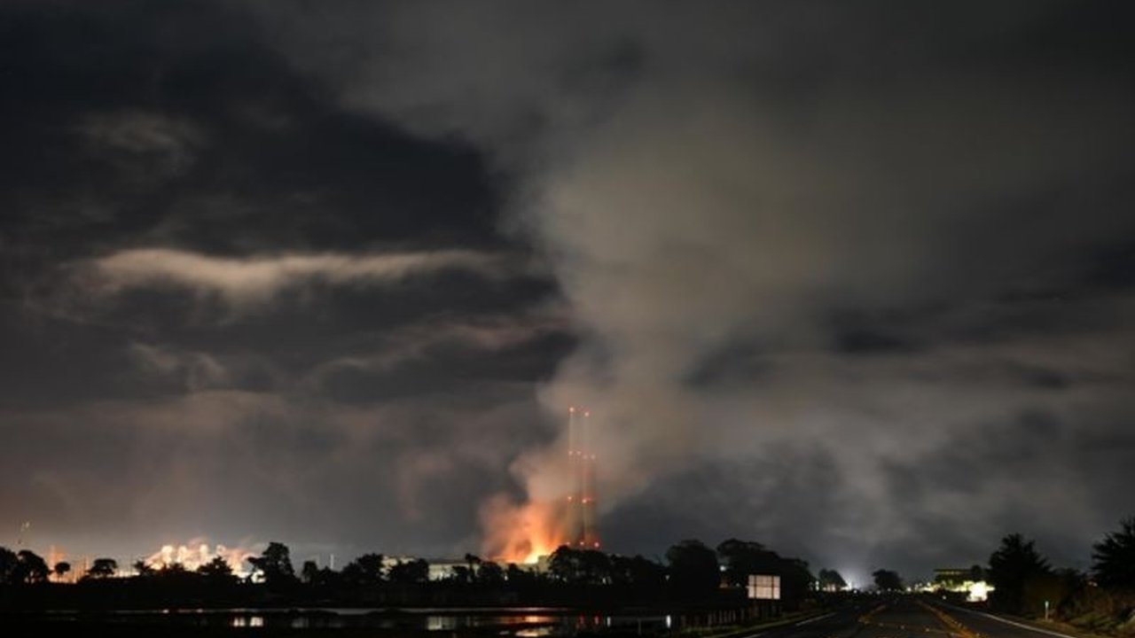 Kebakaran besar di fasilitas penyimpanan baterai lithium terbesar di dunia di Monterey County, California, telah menyebabkan evakuasi sementara, namun kini telah dicabut, meskipun risiko kesehatan dan lingkungan masih menjadi perhatian.