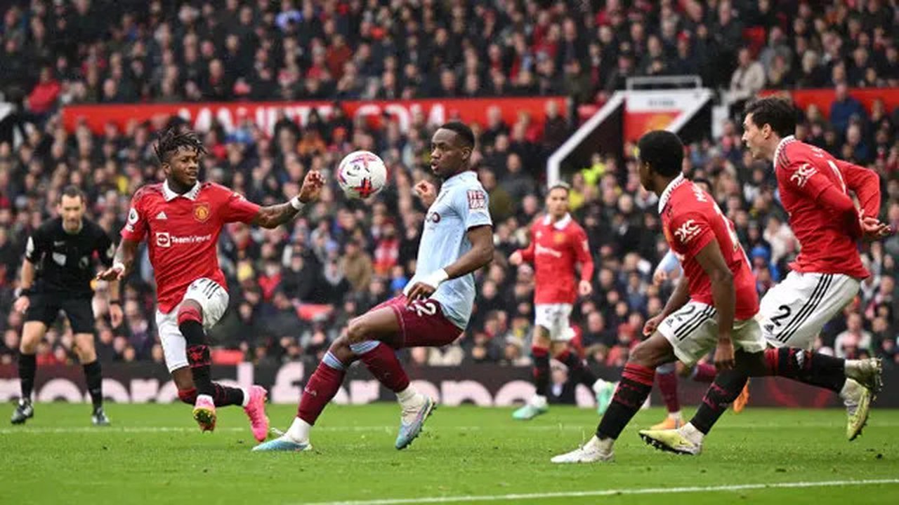 Pemain MU, Victor Lindelof (kanan) dan Tyrell Malacia (dua kanan), berusaha menutup pergerakan dari pemain Aston Villa,Jhon Duran, dalam pertandingan pekan ke-34 Liga Inggris 2022/2023 yang b