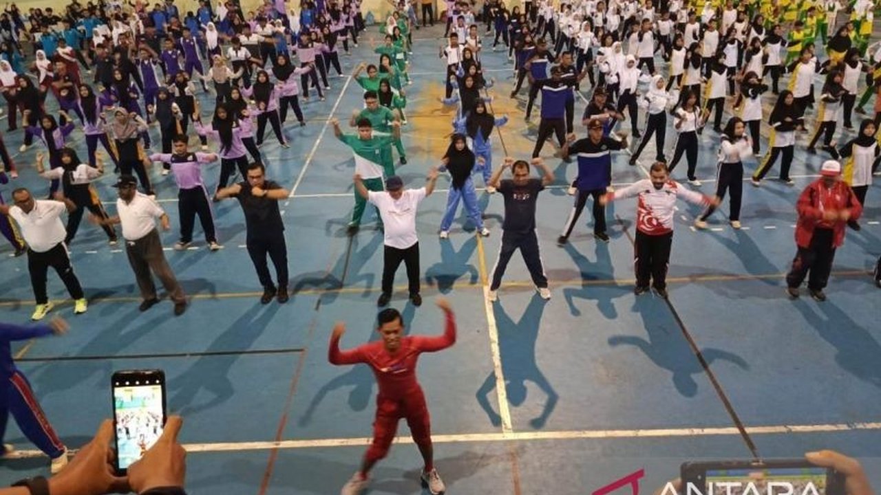 Mendikbudristek Abdul Mu'ti bersama ratusan siswa di Pangkalpinang, Bangka Belitung, menggelar Senam Anak Indonesia Hebat untuk mensosialisasikan program Kementerian dan membangun generasi sehat dan cerdas.