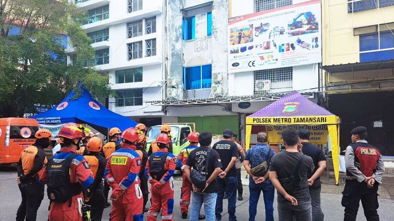 8 Jenazah Kebakaran Glodok Plaza Dievakuasi ke RS Polri