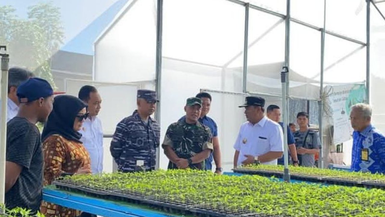 DPRD Sulawesi Barat mendukung penuh program Pemprov Sulbar untuk menyiapkan ribuan bibit cabai guna meningkatkan produksi dan menekan harga cabai yang tinggi, sehingga mencegah inflasi yang membebani ekonomi masyarakat.