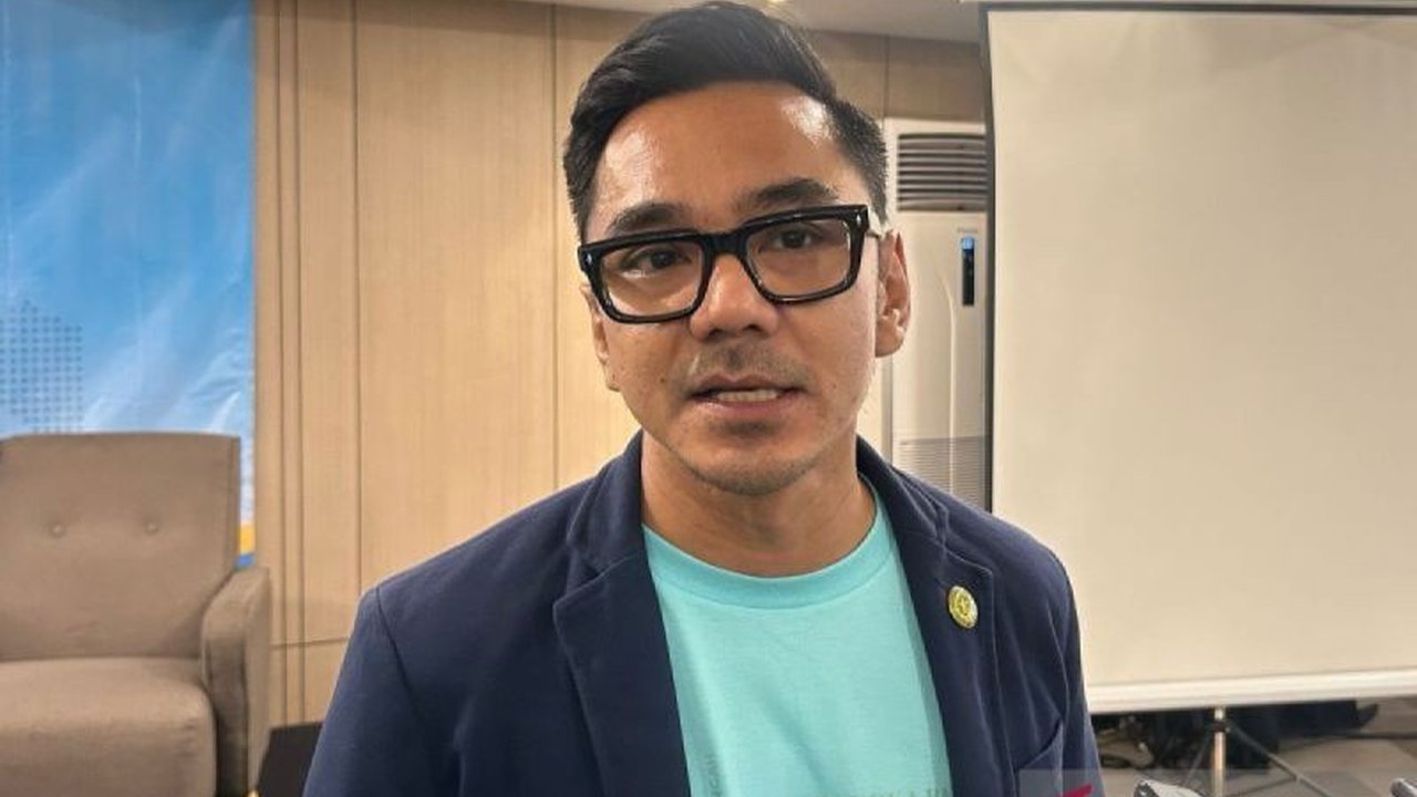 Berita ekonomi terkini meliputi komitmen Prabowo pada IKN, penambahan jadwal kereta cepat, program MBG, renovasi Stadion Kanjuruhan, dan potensi aset Bank Tanah untuk program perumahan dan ketahanan pangan.