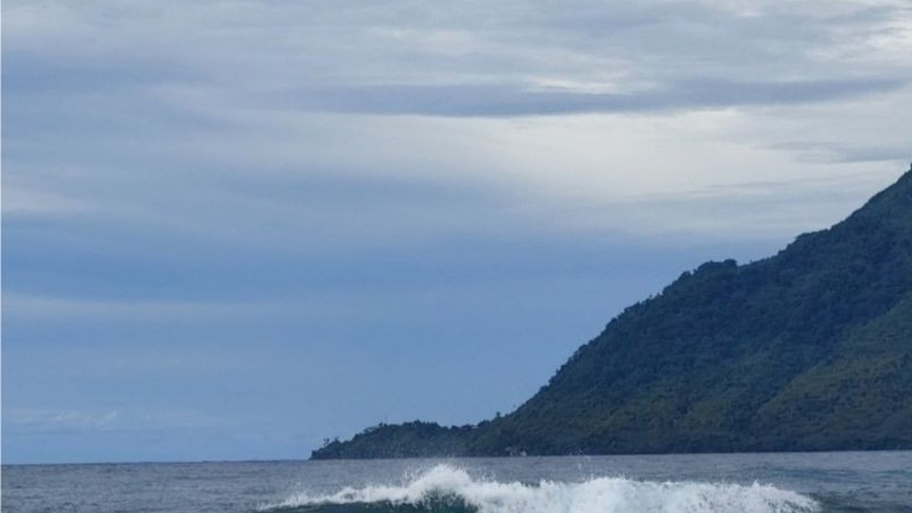 BMKG Ternate memperingatkan potensi gelombang tinggi hingga 2 meter di perairan Maluku Utara, terutama di Morotai, Loloda, dan Batang Dua, akibat angin kencang dan cuaca buruk hingga malam ini.