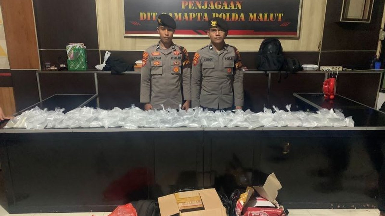 Tim Tipiring Subdit Gasum Polda Maluku Utara mengamankan 80 kantong miras jenis cap tikus yang diangkut via speedboat dari Jailolo di Pelabuhan Dufa-Dufa, Ternate, berkat informasi dari masyarakat.