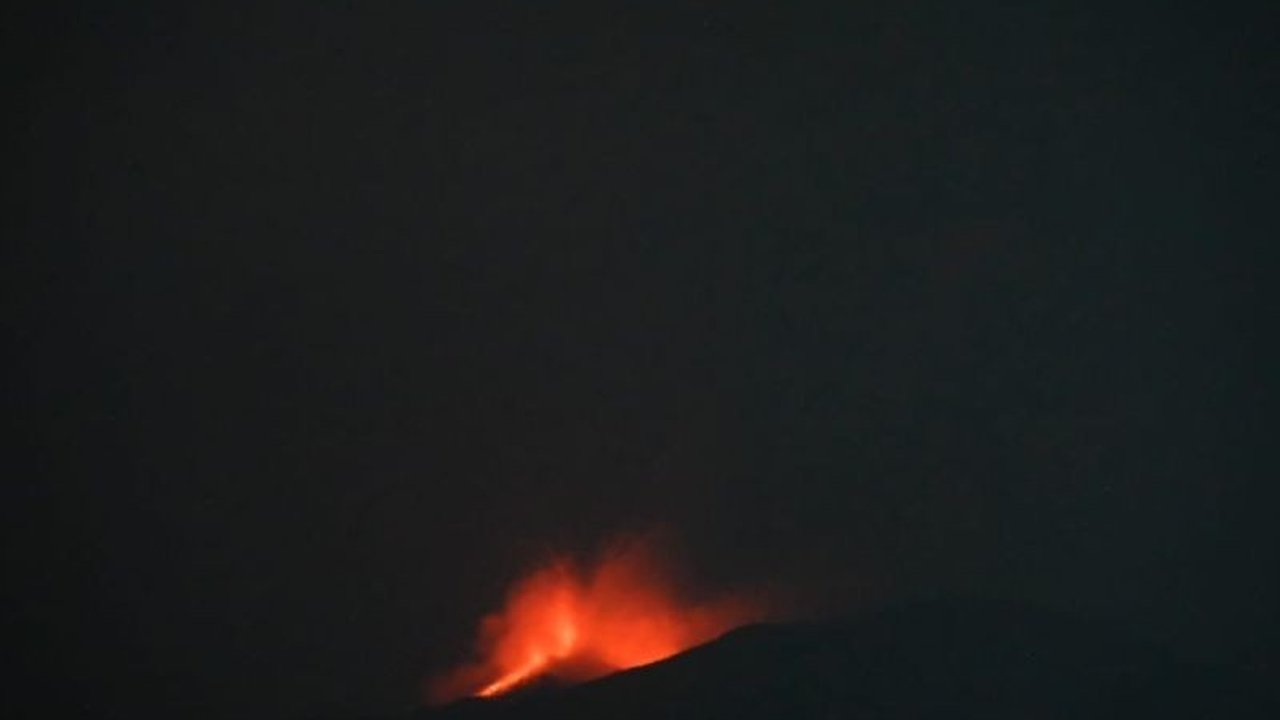 Gunung Ibu di Halmahera Barat kembali erupsi Sabtu malam, melontarkan lava pijar hingga 300 meter dan abu vulkanik 700 meter, dengan status gunung saat ini level IV (Awas).