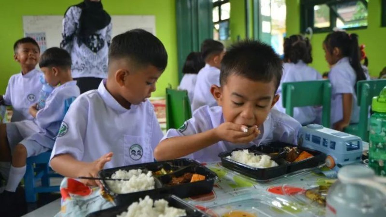Anggota DPR mendorong pemerintah memperketat pengawasan rantai pasok makanan dalam program Makan Bergizi Gratis (MBG) usai 50 siswa di Sukoharjo keracunan massal setelah mengonsumsi makanan program tersebut.