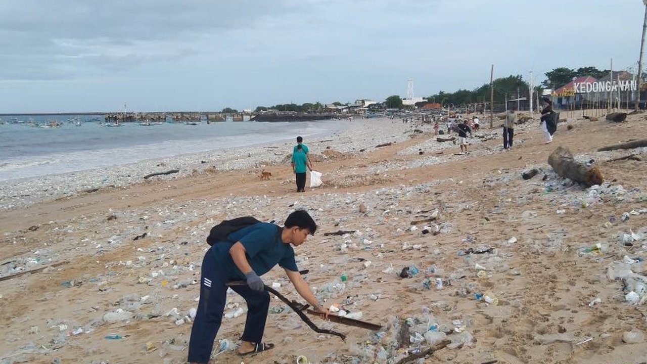 Menteri LH Hanif menyatakan pemerintah menangani sampah plastik di enam sungai di Jawa dan Bali yang mencemari pantai, dengan bantuan internasional dan target nol sampah di dua sungai Bali tahun ini.