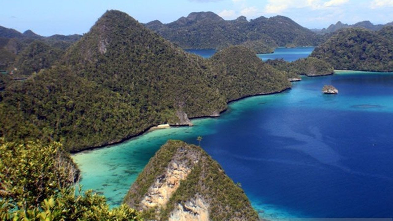 Pengakuan Raja Ampat sebagai destinasi wisata pilihan oleh media internasional mendorong pengembangan wisata ramah lingkungan di Indonesia, khususnya di pulau-pulau kecil.