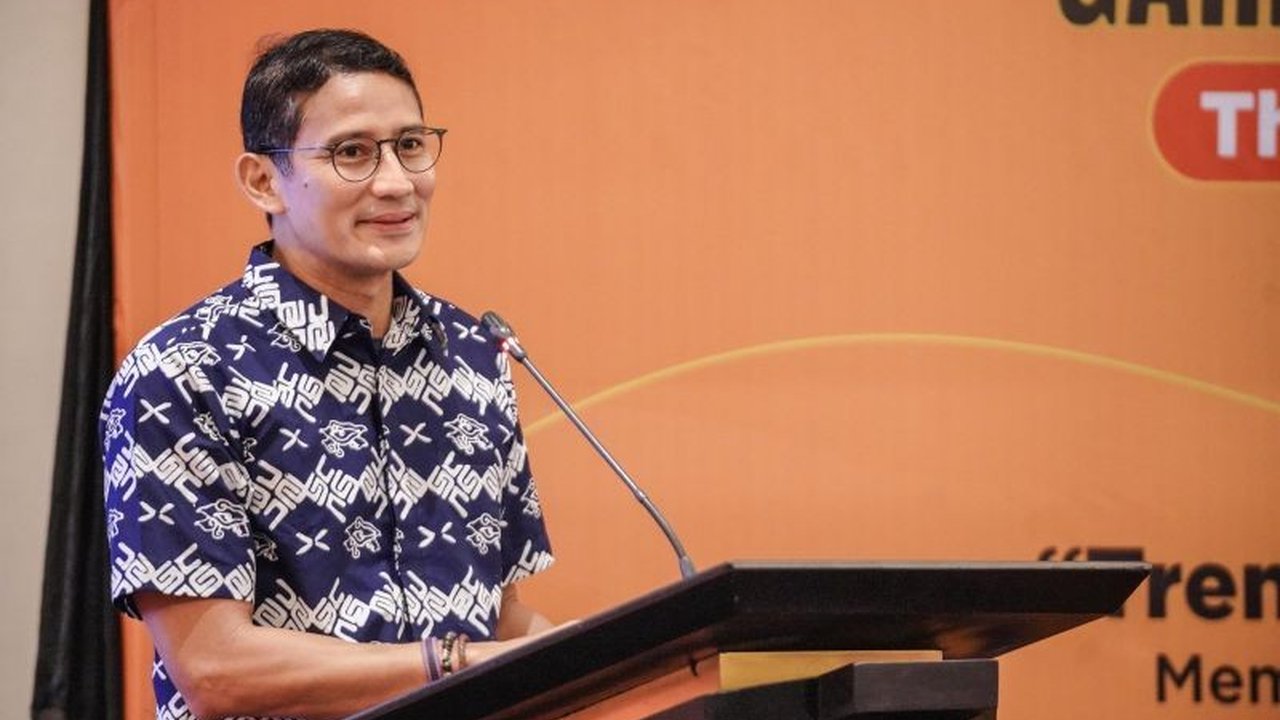 Menparekraf Sandiaga Uno membagikan kiat sukses bisnis umrah, menekankan inovasi, kolaborasi, adaptasi, dan kualitas layanan di tengah persaingan dan pertumbuhan jamaah umrah Indonesia.