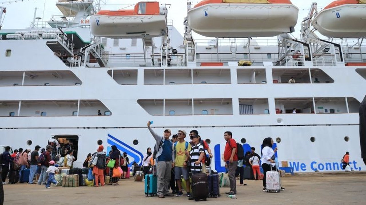 PT Pelni berhasil mengangkut lebih dari 5 juta penumpang pada 2024, menandai peningkatan signifikan meskipun menghadapi tantangan seperti insiden KM Umsini,  didorong oleh peningkatan layanan digital dan modernisasi armada.