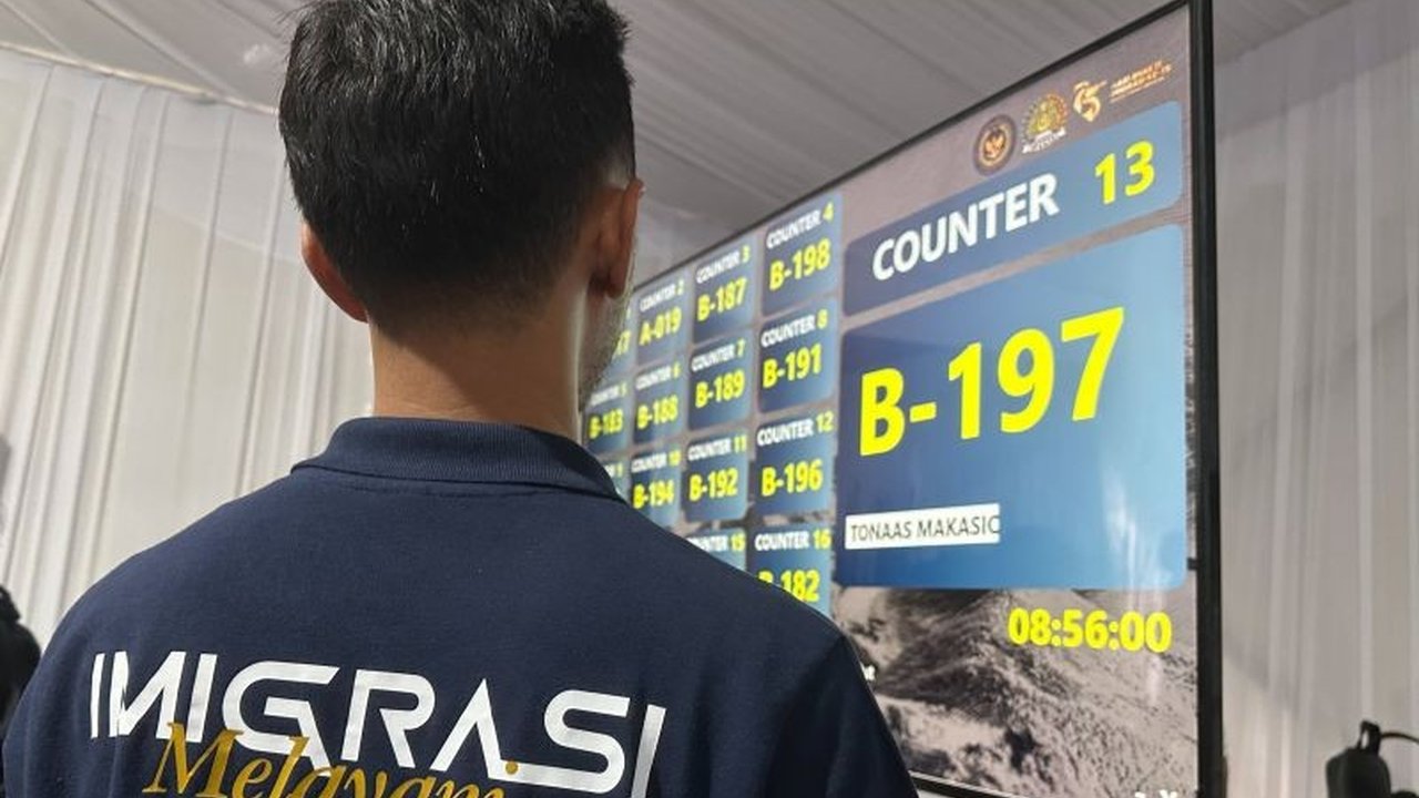 Kemenkumham melayani pembuatan 1.075 paspor di acara Hari Bhakti Imigrasi ke-75 di Jakarta, sekaligus mengenalkan dokumen keimigrasian dan mendukung UMKM.