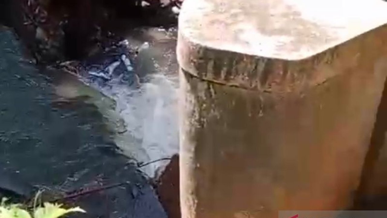 Irigasi Air Dikit Kecil di Mukomuko, Bengkulu jebol akibat banjir,  membuat perbaikannya menjadi program prioritas pemerintah daerah dengan perkiraan anggaran Rp500 juta, ditargetkan tahun 2026.