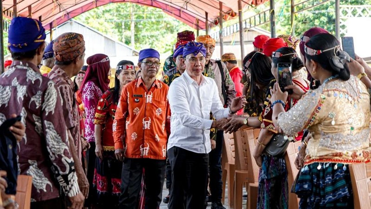 Pemkab Sigi mengajak dewan adat setempat menjaga adat istiadat, harmoni sosial, netralitas politik, dan kelestarian lingkungan untuk pembangunan berkelanjutan.