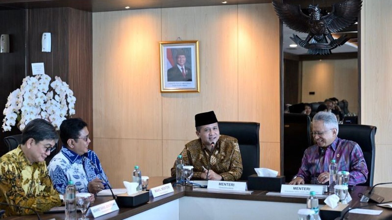 Kementerian Transmigrasi mengusulkan pembangunan sekolah dan kampus unggulan di daerah transmigrasi, khususnya Papua, untuk meningkatkan kualitas SDM dan mendorong pertumbuhan ekonomi.