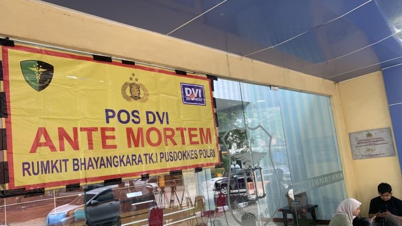 Rumah Sakit Polri Kramat Jati telah menerima 13 sampel DNA dari keluarga korban kebakaran Glodok Plaza pada 15 Januari 2024, untuk proses identifikasi korban.