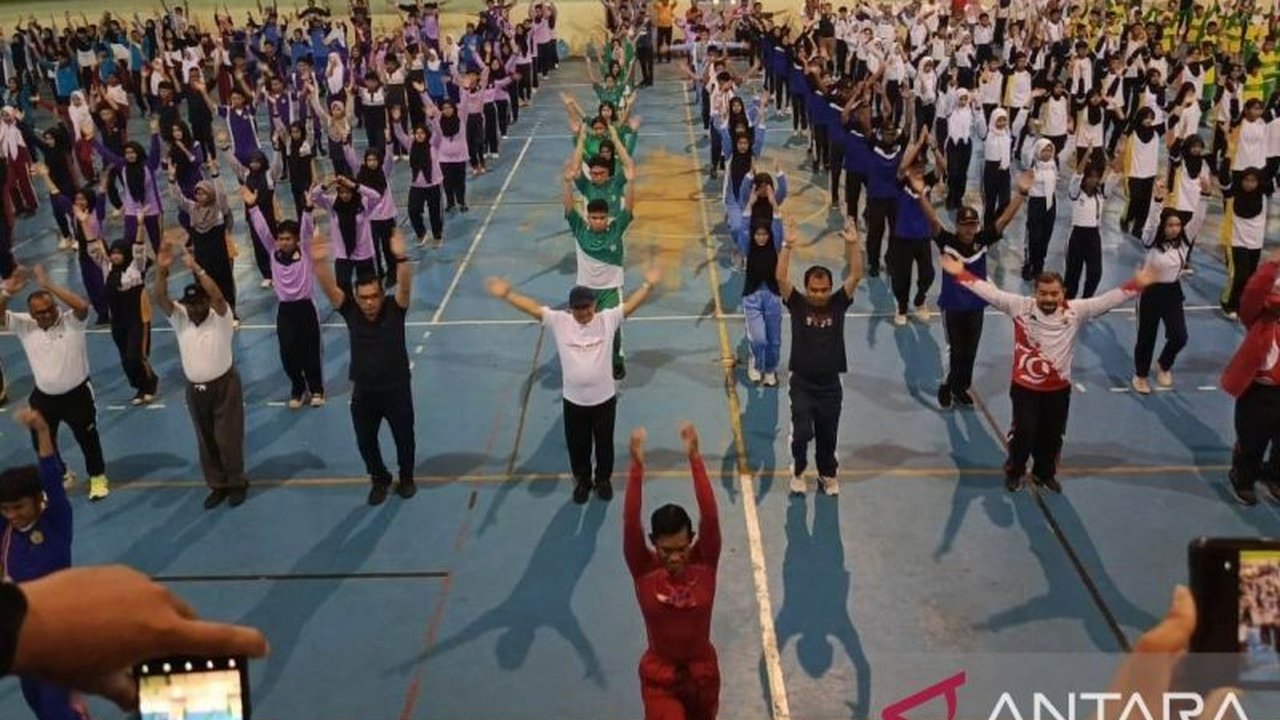 Mendikbudristek, Abdul Mu'ti, menekankan pentingnya olahraga pagi bagi siswa untuk meningkatkan kecerdasan dan semangat belajar, didukung pola makan sehat dan bergizi.