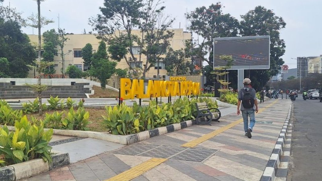 Dinas Dukcapil Depok meluncurkan serangkaian program pada tahun 2025 untuk meningkatkan kesadaran administrasi kependudukan warga, meliputi sosialisasi, kunjungan ke sekolah, layanan keliling, dan jemput bola pembuatan akta kelahiran.